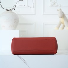 LP Extra Softy Bag L29饭盒包 被昵称为 “LP吐司包”。它的美,源于那种怡到好 处的柔软与修长,修 LP Extra Softy Bag L29饭盒包 被昵称为 “LP吐司包”。它的美,源于那种怡到好 处的柔软与修长,修
