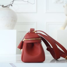 LP Extra Softy Bag L29饭盒包 被昵称为 “LP吐司包”。它的美,源于那种怡到好 处的柔软与修长,修 LP Extra Softy Bag L29饭盒包 被昵称为 “LP吐司包”。它的美,源于那种怡到好 处的柔软与修长,修