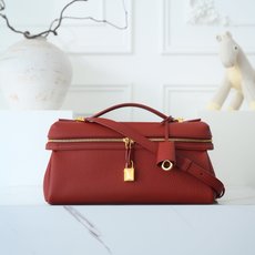 LP Extra Softy Bag L29饭盒包 被昵称为 “LP吐司包”。它的美,源于那种怡到好 处的柔软与修长,修 LP Extra Softy Bag L29饭盒包 被昵称为 “LP吐司包”。它的美,源于那种怡到好 处的柔软与修长,修