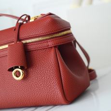 LP Extra Softy Bag L29饭盒包 被昵称为 “LP吐司包”。它的美,源于那种怡到好 处的柔软与修长,修 LP Extra Softy Bag L29饭盒包 被昵称为 “LP吐司包”。它的美,源于那种怡到好 处的柔软与修长,修