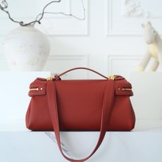 LP Extra Softy Bag L29饭盒包 被昵称为 “LP吐司包”。它的美,源于那种怡到好 处的柔软与修长,修 LP Extra Softy Bag L29饭盒包 被昵称为 “LP吐司包”。它的美,源于那种怡到好 处的柔软与修长,修