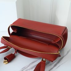 LP Extra Softy Bag L29饭盒包 被昵称为 “LP吐司包”。它的美,源于那种怡到好 处的柔软与修长,修 LP Extra Softy Bag L29饭盒包 被昵称为 “LP吐司包”。它的美,源于那种怡到好 处的柔软与修长,修
