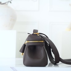 LP Extra Softy Bag L29饭盒包 被昵称为 “LP吐司包”。它的美,源于那种怡到好处的柔软与修长,修 LP Extra Softy Bag L29饭盒包 被昵称为 “LP吐司包”。它的美,源于那种怡到好处的柔软与修长,修