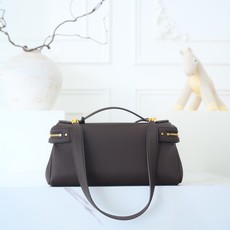 LP Extra Softy Bag L29饭盒包 被昵称为 “LP吐司包”。它的美,源于那种怡到好处的柔软与修长,修 LP Extra Softy Bag L29饭盒包 被昵称为 “LP吐司包”。它的美,源于那种怡到好处的柔软与修长,修