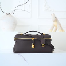 LP Extra Softy Bag L29饭盒包 被昵称为 “LP吐司包”。它的美,源于那种怡到好处的柔软与修长,修 LP Extra Softy Bag L29饭盒包 被昵称为 “LP吐司包”。它的美,源于那种怡到好处的柔软与修长,修
