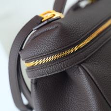LP Extra Softy Bag L29饭盒包 被昵称为 “LP吐司包”。它的美,源于那种怡到好处的柔软与修长,修 LP Extra Softy Bag L29饭盒包 被昵称为 “LP吐司包”。它的美,源于那种怡到好处的柔软与修长,修
