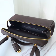 LP Extra Softy Bag L29饭盒包 被昵称为 “LP吐司包”。它的美,源于那种怡到好处的柔软与修长,修 LP Extra Softy Bag L29饭盒包 被昵称为 “LP吐司包”。它的美,源于那种怡到好处的柔软与修长,修