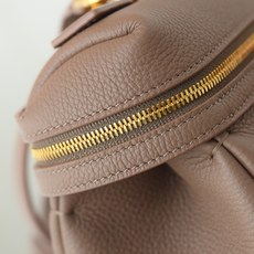 LP Extra Softy Bag L29饭盒包 被昵称为 “LP吐司包”。它的美,源于那种怡到好处的柔软与修长,修 LP Extra Softy Bag L29饭盒包 被昵称为 “LP吐司包”。它的美,源于那种怡到好处的柔软与修长,修