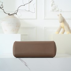 LP Extra Softy Bag L29饭盒包 被昵称为 “LP吐司包”。它的美,源于那种怡到好处的柔软与修长,修 LP Extra Softy Bag L29饭盒包 被昵称为 “LP吐司包”。它的美,源于那种怡到好处的柔软与修长,修