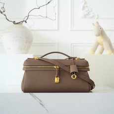 LP Extra Softy Bag L29饭盒包 被昵称为 “LP吐司包”。它的美,源于那种怡到好处的柔软与修长,修 LP Extra Softy Bag L29饭盒包 被昵称为 “LP吐司包”。它的美,源于那种怡到好处的柔软与修长,修
