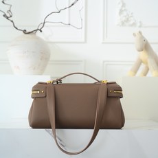 LP Extra Softy Bag L29饭盒包 被昵称为 “LP吐司包”。它的美,源于那种怡到好处的柔软与修长,修 LP Extra Softy Bag L29饭盒包 被昵称为 “LP吐司包”。它的美,源于那种怡到好处的柔软与修长,修
