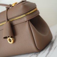 LP Extra Softy Bag L29饭盒包 被昵称为 “LP吐司包”。它的美,源于那种怡到好处的柔软与修长,修 LP Extra Softy Bag L29饭盒包 被昵称为 “LP吐司包”。它的美,源于那种怡到好处的柔软与修长,修