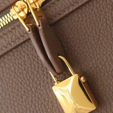 LP Extra Softy Bag L29饭盒包 被昵称为 “LP吐司包”。它的美,源于那种怡到好处的柔软与修长,修 LP Extra Softy Bag L29饭盒包 被昵称为 “LP吐司包”。它的美,源于那种怡到好处的柔软与修长,修