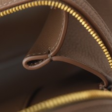 LP Extra Softy Bag L29饭盒包 被昵称为 “LP吐司包”。它的美,源于那种怡到好处的柔软与修长,修 LP Extra Softy Bag L29饭盒包 被昵称为 “LP吐司包”。它的美,源于那种怡到好处的柔软与修长,修