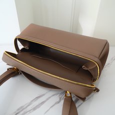 LP Extra Softy Bag L29饭盒包 被昵称为 “LP吐司包”。它的美,源于那种怡到好处的柔软与修长,修 LP Extra Softy Bag L29饭盒包 被昵称为 “LP吐司包”。它的美,源于那种怡到好处的柔软与修长,修