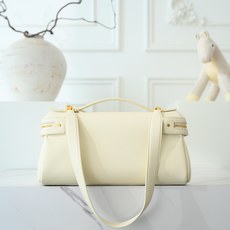 LP Extra Softy Bag L29饭盒包 被昵称为 “LP吐司包”。它的美,源于那种怡到好处的柔软与修长,修 LP Extra Softy Bag L29饭盒包 被昵称为 “LP吐司包”。它的美,源于那种怡到好处的柔软与修长,修