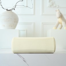 LP Extra Softy Bag L29饭盒包 被昵称为 “LP吐司包”。它的美,源于那种怡到好处的柔软与修长,修 LP Extra Softy Bag L29饭盒包 被昵称为 “LP吐司包”。它的美,源于那种怡到好处的柔软与修长,修