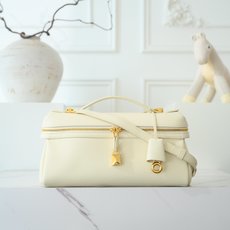 LP Extra Softy Bag L29饭盒包 被昵称为 “LP吐司包”。它的美,源于那种怡到好处的柔软与修长,修 LP Extra Softy Bag L29饭盒包 被昵称为 “LP吐司包”。它的美,源于那种怡到好处的柔软与修长,修