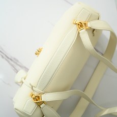 LP Extra Softy Bag L29饭盒包 被昵称为 “LP吐司包”。它的美,源于那种怡到好处的柔软与修长,修 LP Extra Softy Bag L29饭盒包 被昵称为 “LP吐司包”。它的美,源于那种怡到好处的柔软与修长,修