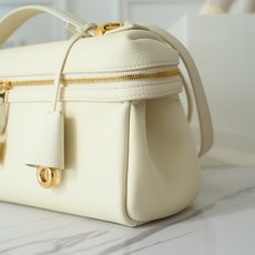 LP Extra Softy Bag L29饭盒包 被昵称为 “LP吐司包”。它的美,源于那种怡到好处的柔软与修长,修 LP Extra Softy Bag L29饭盒包 被昵称为 “LP吐司包”。它的美,源于那种怡到好处的柔软与修长,修
