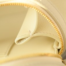 LP Extra Softy Bag L29饭盒包 被昵称为 “LP吐司包”。它的美,源于那种怡到好处的柔软与修长,修 LP Extra Softy Bag L29饭盒包 被昵称为 “LP吐司包”。它的美,源于那种怡到好处的柔软与修长,修