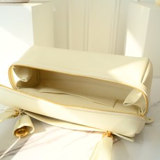 LP Extra Softy Bag L29饭盒包 被昵称为 “LP吐司包”。它的美,源于那种怡到好处的柔软与修长,修 LP Extra Softy Bag L29饭盒包 被昵称为 “LP吐司包”。它的美,源于那种怡到好处的柔软与修长,修