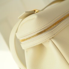 LP Extra Softy Bag L29饭盒包 被昵称为 “LP吐司包”。它的美,源于那种怡到好处的柔软与修长,修 LP Extra Softy Bag L29饭盒包 被昵称为 “LP吐司包”。它的美,源于那种怡到好处的柔软与修长,修