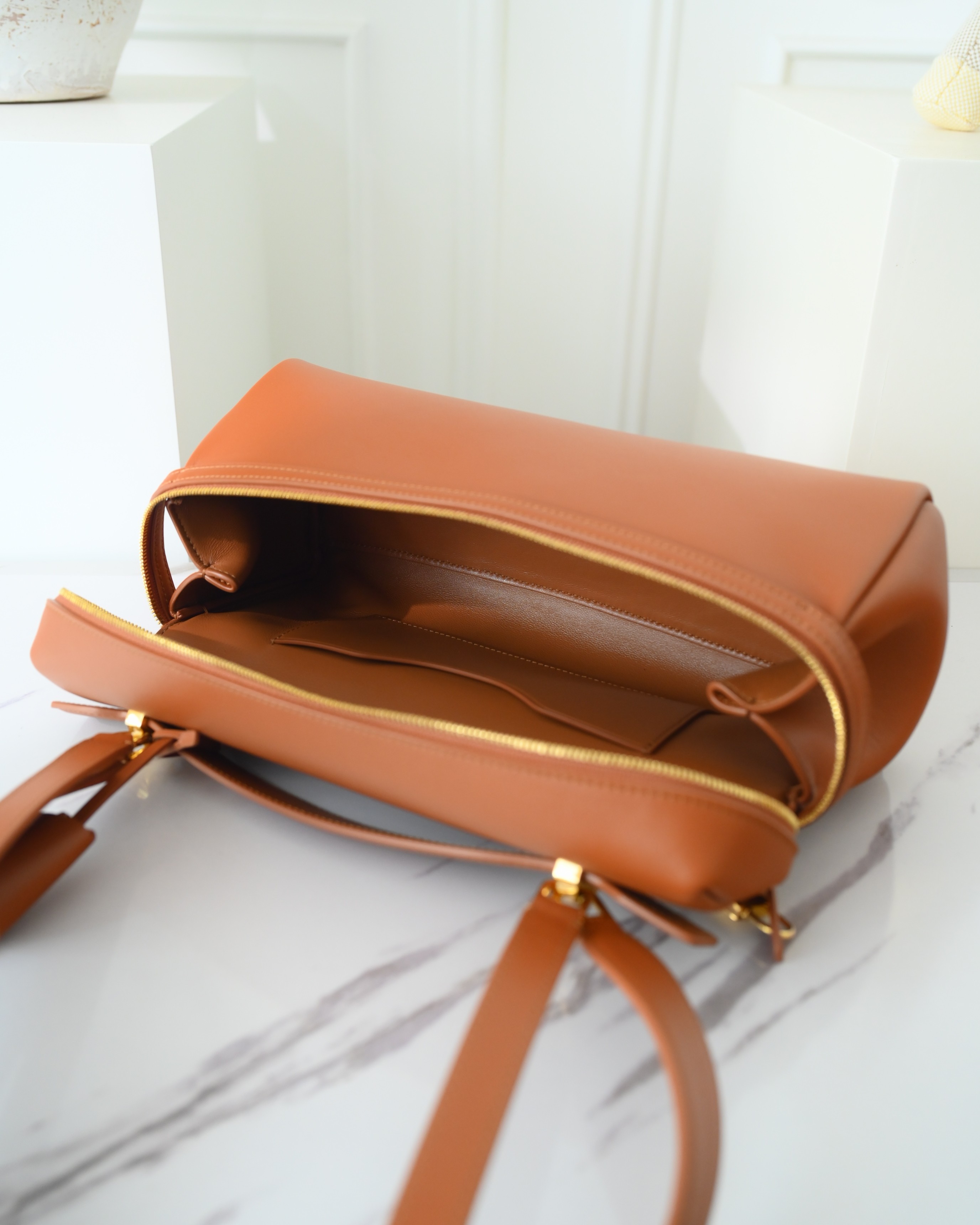 LP  Extra Softy Bag L29饭盒包 被昵称为 “LP吐司包”。它的美，源于那种怡到好处的柔软与修长，修