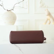 LP Extra Softy Bag L29饭盒包 被昵称为 “LP吐司包”。它的美,源于那种怡到好处的柔软与修长,修 LP Extra Softy Bag L29饭盒包 被昵称为 “LP吐司包”。它的美,源于那种怡到好处的柔软与修长,修