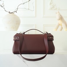 LP Extra Softy Bag L29饭盒包 被昵称为 “LP吐司包”。它的美,源于那种怡到好处的柔软与修长,修 LP Extra Softy Bag L29饭盒包 被昵称为 “LP吐司包”。它的美,源于那种怡到好处的柔软与修长,修