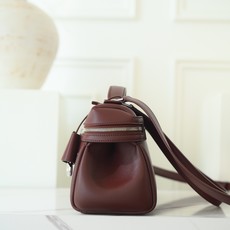 LP Extra Softy Bag L29饭盒包 被昵称为 “LP吐司包”。它的美,源于那种怡到好处的柔软与修长,修 LP Extra Softy Bag L29饭盒包 被昵称为 “LP吐司包”。它的美,源于那种怡到好处的柔软与修长,修