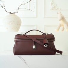 LP Extra Softy Bag L29饭盒包 被昵称为 “LP吐司包”。它的美,源于那种怡到好处的柔软与修长,修 LP Extra Softy Bag L29饭盒包 被昵称为 “LP吐司包”。它的美,源于那种怡到好处的柔软与修长,修