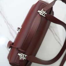 LP Extra Softy Bag L29饭盒包 被昵称为 “LP吐司包”。它的美,源于那种怡到好处的柔软与修长,修 LP Extra Softy Bag L29饭盒包 被昵称为 “LP吐司包”。它的美,源于那种怡到好处的柔软与修长,修