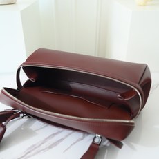 LP Extra Softy Bag L29饭盒包 被昵称为 “LP吐司包”。它的美,源于那种怡到好处的柔软与修长,修 LP Extra Softy Bag L29饭盒包 被昵称为 “LP吐司包”。它的美,源于那种怡到好处的柔软与修长,修