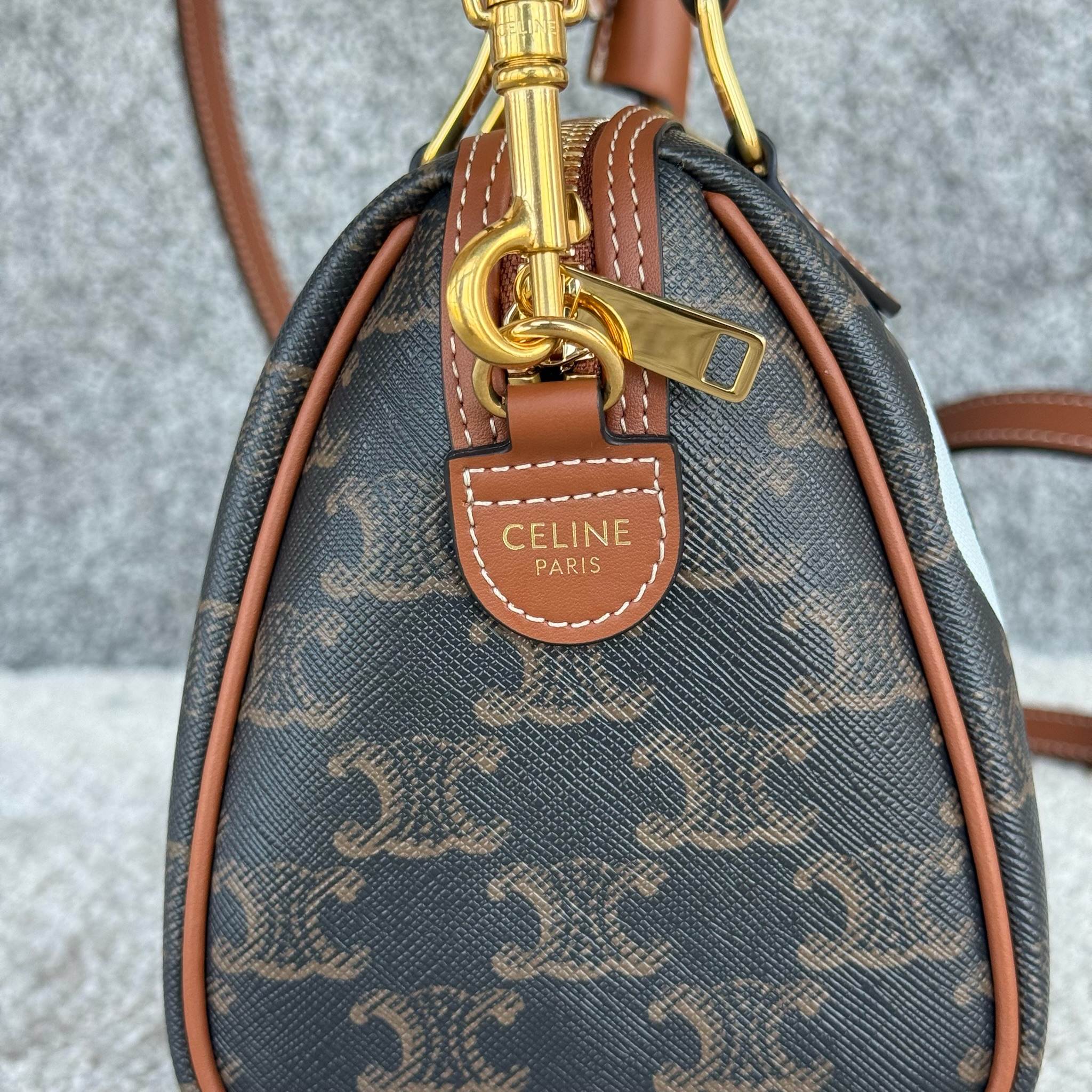 小号字母标志印花波士顿包	 棕黄色/白色，尺寸20X14X10厘米，标志印花,天然牛皮革包边织物衬里金色饰面，手提、肩背