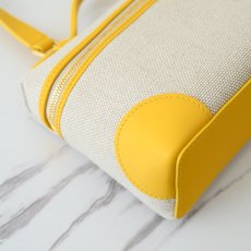 Loropiana 诺 悠翩雅 Extra pocket L19 这是一款大开口结构的功能性设计的手拿包,经典风格和简 Loropiana 诺 悠翩雅 Extra pocket L19 这是一款大开口结构的功能性设计的手拿包,经典风格和简