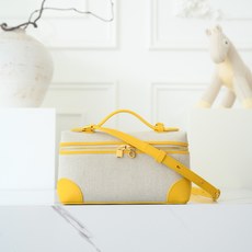 Loropiana 诺 悠翩雅 Extra pocket L19 这是一款大开口结构的功能性设计的手拿包,经典风格和简 Loropiana 诺 悠翩雅 Extra pocket L19 这是一款大开口结构的功能性设计的手拿包,经典风格和简