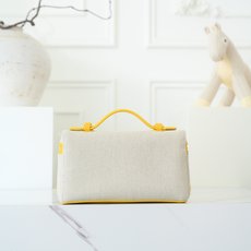 Loropiana 诺 悠翩雅 Extra pocket L19 这是一款大开口结构的功能性设计的手拿包,经典风格和简 Loropiana 诺 悠翩雅 Extra pocket L19 这是一款大开口结构的功能性设计的手拿包,经典风格和简