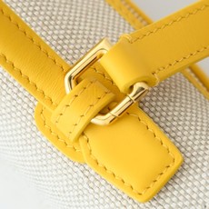 Loropiana 诺 悠翩雅 Extra pocket L19 这是一款大开口结构的功能性设计的手拿包,经典风格和简 Loropiana 诺 悠翩雅 Extra pocket L19 这是一款大开口结构的功能性设计的手拿包,经典风格和简