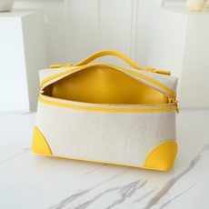 Loropiana 诺 悠翩雅 Extra pocket L19 这是一款大开口结构的功能性设计的手拿包,经典风格和简 Loropiana 诺 悠翩雅 Extra pocket L19 这是一款大开口结构的功能性设计的手拿包,经典风格和简