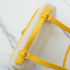 Loropiana 诺 悠翩雅 Extra pocket L19 这是一款大开口结构的功能性设计的手拿包,经典风格和简 Loropiana 诺 悠翩雅 Extra pocket L19 这是一款大开口结构的功能性设计的手拿包,经典风格和简