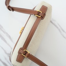 Loropiana 诺 悠翩雅 Extra pocket L19 这是一款大开口结构的功能性设计的手拿包,经典风格和简 Loropiana 诺 悠翩雅 Extra pocket L19 这是一款大开口结构的功能性设计的手拿包,经典风格和简