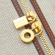 Loropiana 诺 悠翩雅 Extra pocket L19 这是一款大开口结构的功能性设计的手拿包,经典风格和简 Loropiana 诺 悠翩雅 Extra pocket L19 这是一款大开口结构的功能性设计的手拿包,经典风格和简