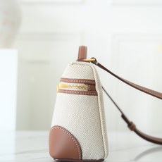 Loropiana 诺 悠翩雅 Extra pocket L19 这是一款大开口结构的功能性设计的手拿包,经典风格和简 Loropiana 诺 悠翩雅 Extra pocket L19 这是一款大开口结构的功能性设计的手拿包,经典风格和简