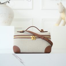 Loropiana 诺 悠翩雅 Extra pocket L19 这是一款大开口结构的功能性设计的手拿包,经典风格和简 Loropiana 诺 悠翩雅 Extra pocket L19 这是一款大开口结构的功能性设计的手拿包,经典风格和简