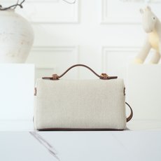 Loropiana 诺 悠翩雅 Extra pocket L19 这是一款大开口结构的功能性设计的手拿包,经典风格和简 Loropiana 诺 悠翩雅 Extra pocket L19 这是一款大开口结构的功能性设计的手拿包,经典风格和简