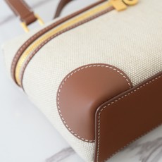 Loropiana 诺 悠翩雅 Extra pocket L19 这是一款大开口结构的功能性设计的手拿包,经典风格和简 Loropiana 诺 悠翩雅 Extra pocket L19 这是一款大开口结构的功能性设计的手拿包,经典风格和简