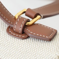 Loropiana 诺 悠翩雅 Extra pocket L19 这是一款大开口结构的功能性设计的手拿包,经典风格和简 Loropiana 诺 悠翩雅 Extra pocket L19 这是一款大开口结构的功能性设计的手拿包,经典风格和简