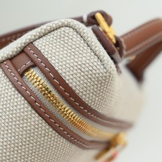 Loropiana 诺 悠翩雅 Extra pocket L19 这是一款大开口结构的功能性设计的手拿包,经典风格和简 Loropiana 诺 悠翩雅 Extra pocket L19 这是一款大开口结构的功能性设计的手拿包,经典风格和简