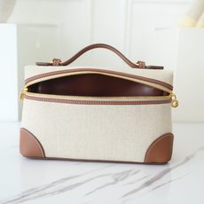 Loropiana 诺 悠翩雅 Extra pocket L19 这是一款大开口结构的功能性设计的手拿包,经典风格和简 Loropiana 诺 悠翩雅 Extra pocket L19 这是一款大开口结构的功能性设计的手拿包,经典风格和简